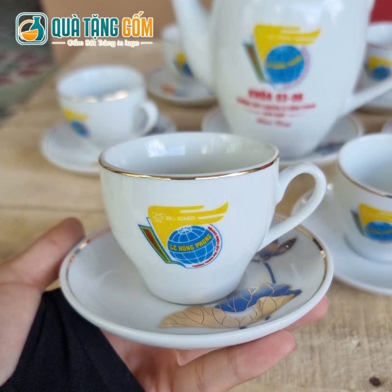 Bộ ấm chén in logo quà tặng dáng trống cao 800ml vẽ hoa sen viền vàng QTG-AC03 - Ảnh 7