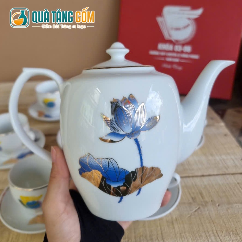 Bộ ấm chén in logo quà tặng dáng trống cao 800ml vẽ hoa sen viền vàng QTG-AC03 - Ảnh 3