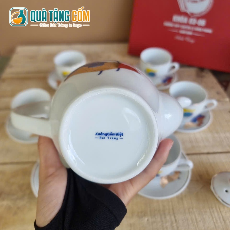 Bộ ấm chén in logo quà tặng dáng trống cao 800ml vẽ hoa sen viền vàng QTG-AC03 - Ảnh 5