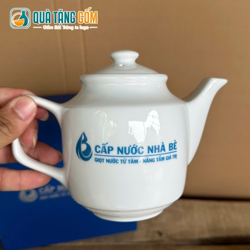Bộ ấm chén men trắng in logo quà tặng dáng vuông cao 650ml QTG-AC04 - Ảnh 2