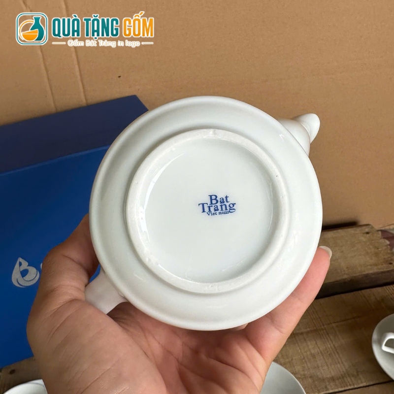 Bộ ấm chén men trắng in logo quà tặng dáng vuông cao 650ml QTG-AC04 - Ảnh 3