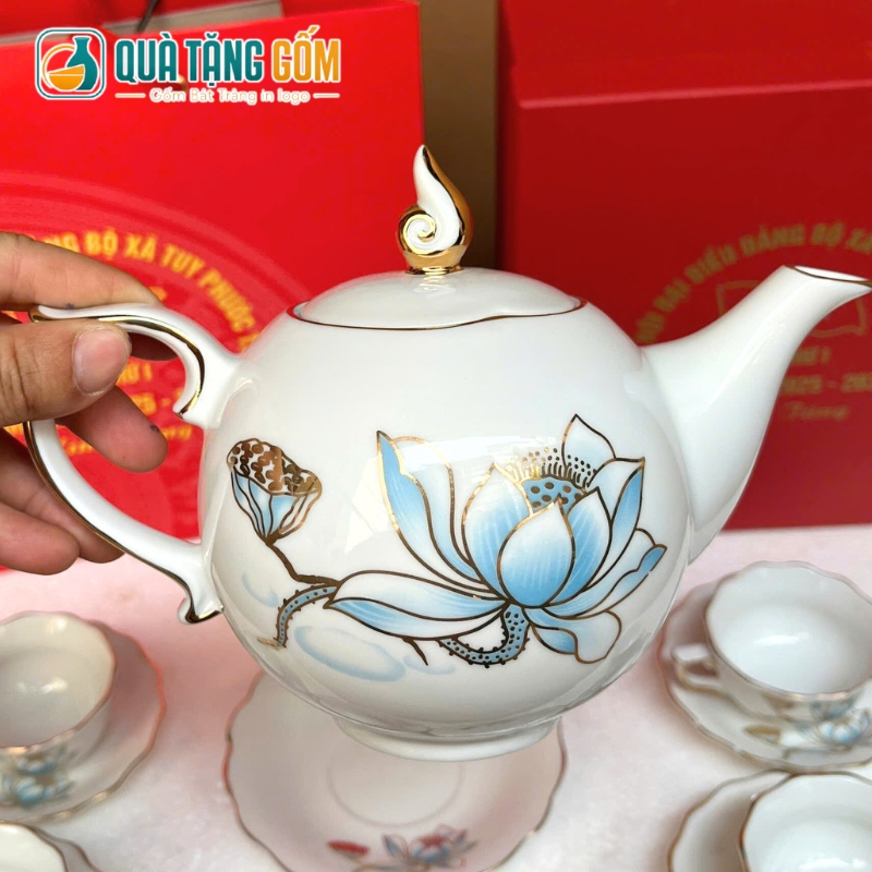 Bộ ấm chén trà quà tặng in logo dáng bưởi lửa vẽ hoa sen viền vàng kim QTG-AC08 - Ảnh 4