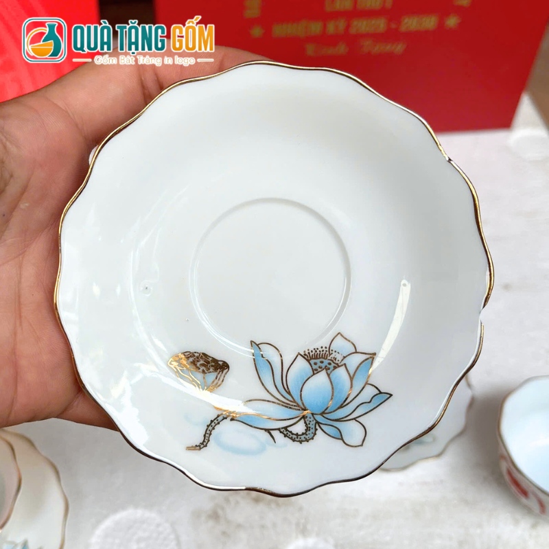 Bộ ấm chén trà quà tặng in logo dáng bưởi lửa vẽ hoa sen viền vàng kim QTG-AC08 - Ảnh 8