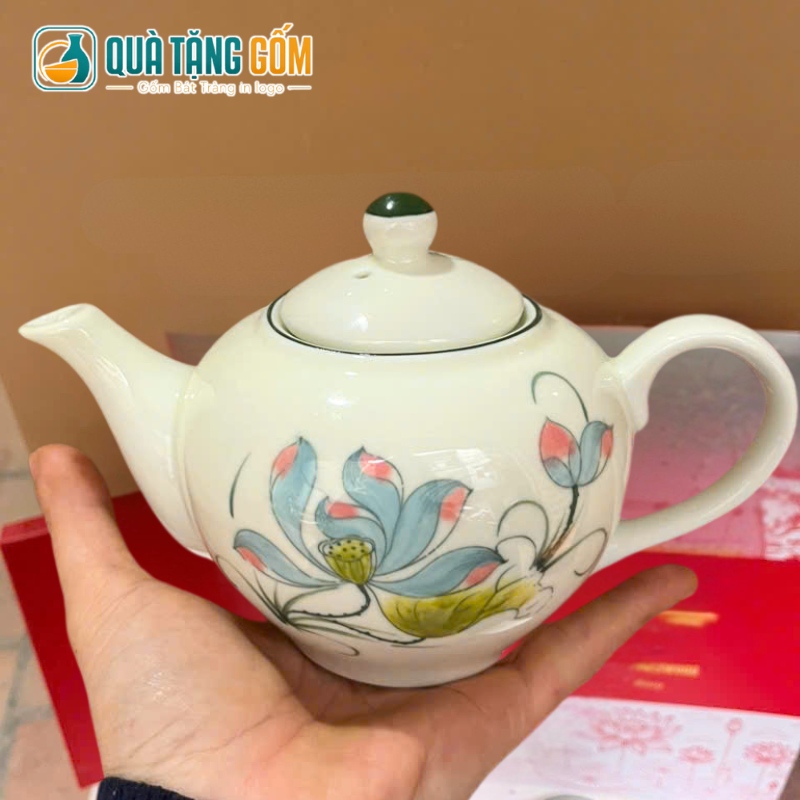 Bộ ấm trà in logo quà tặng vẽ tay hoa sen dáng tròn QTG-AC05 - Ảnh 4
