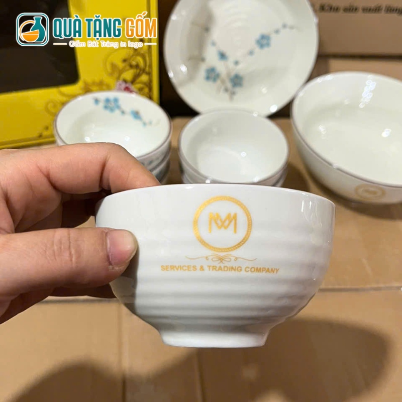 Bộ bát đĩa Bát Tràng in logo 9 món họa tiết hoa đào xanh vẽ tay QTG-BD04 - Ảnh 3