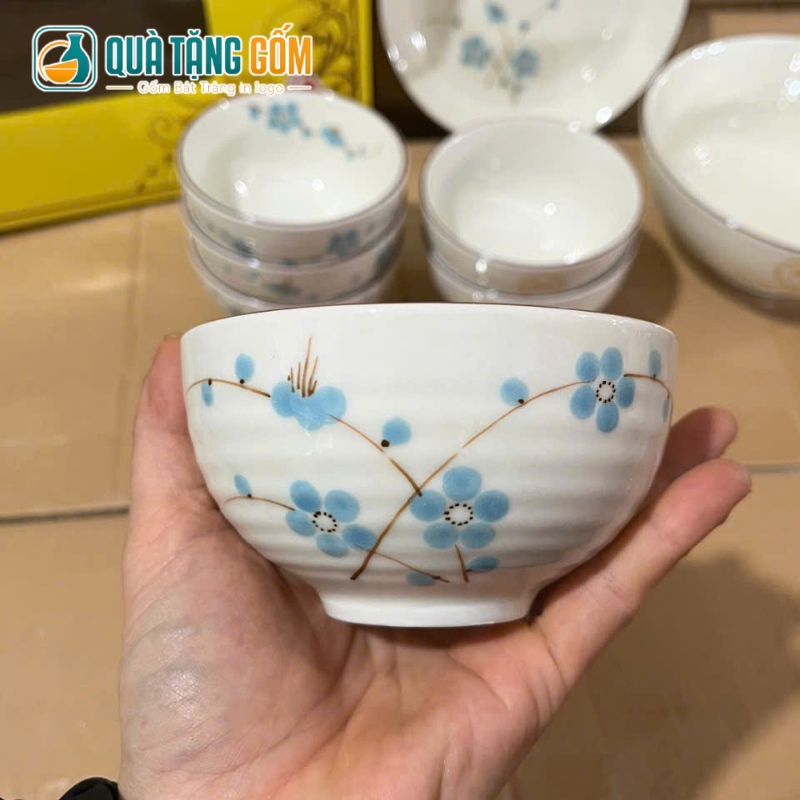 Bộ bát đĩa Bát Tràng in logo 9 món họa tiết hoa đào xanh vẽ tay QTG-BD04 - Ảnh 2