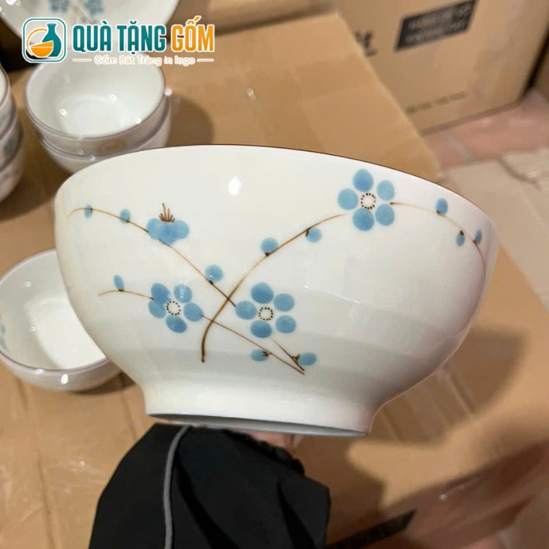 Bộ bát đĩa Bát Tràng in logo 9 món họa tiết hoa đào xanh vẽ tay QTG-BD04 - Ảnh 4
