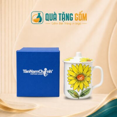 Cốc sứ in logo quà tặng dáng trụ quai vuông có nắp vẽ hoa hướng dương QTG-CS07