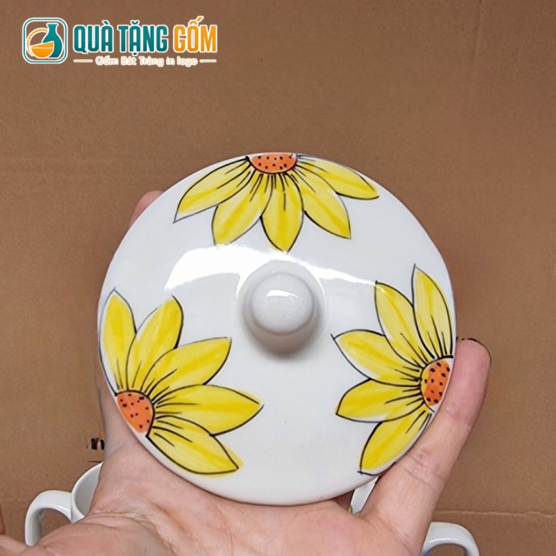 Cốc sứ in logo quà tặng dáng trụ quai vuông có nắp vẽ hoa hướng dương QTG-CS07 - Ảnh 3