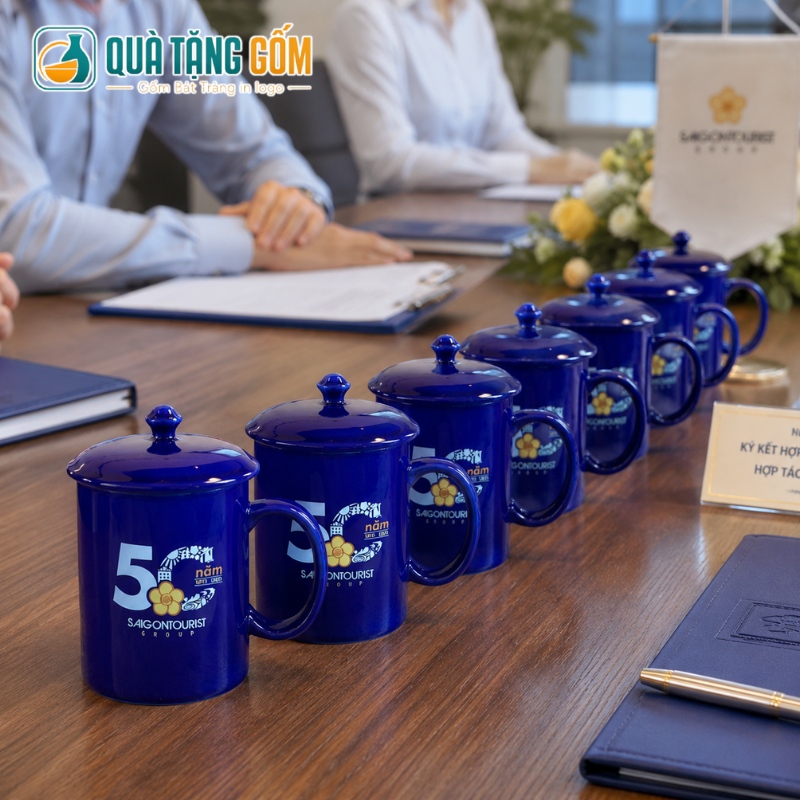 Cốc sứ in logo quà tặng quai C men xanh dương có nắp QTG-CS05 - Ảnh 6