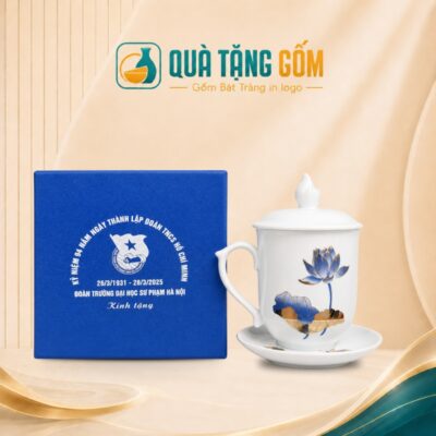 Cốc sứ quà tặng in logo quai tim nắp lửa họa tiết hoa sen QTG-CS08