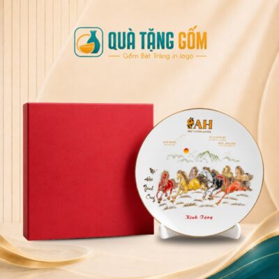 Đĩa biểu trưng gốm sứ quà tặng in logo họa tiết Mã Đáo Thành Công QTG-DBT03