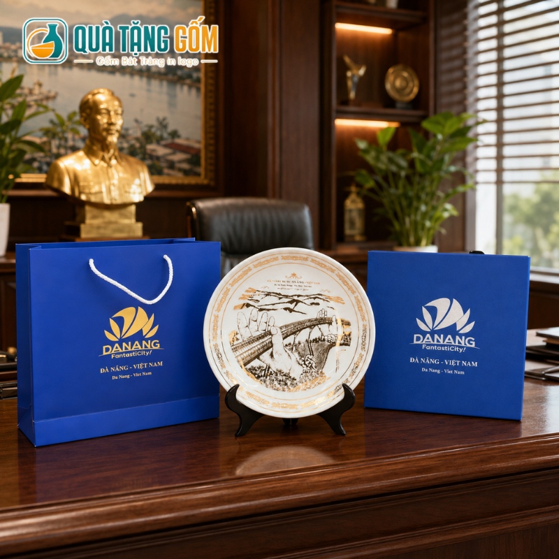 Đĩa sứ biểu trưng quà tặng in logo men trắng in Cầu Vàng Bà Nà vàng kim QTG-DBT01 - Ảnh 8