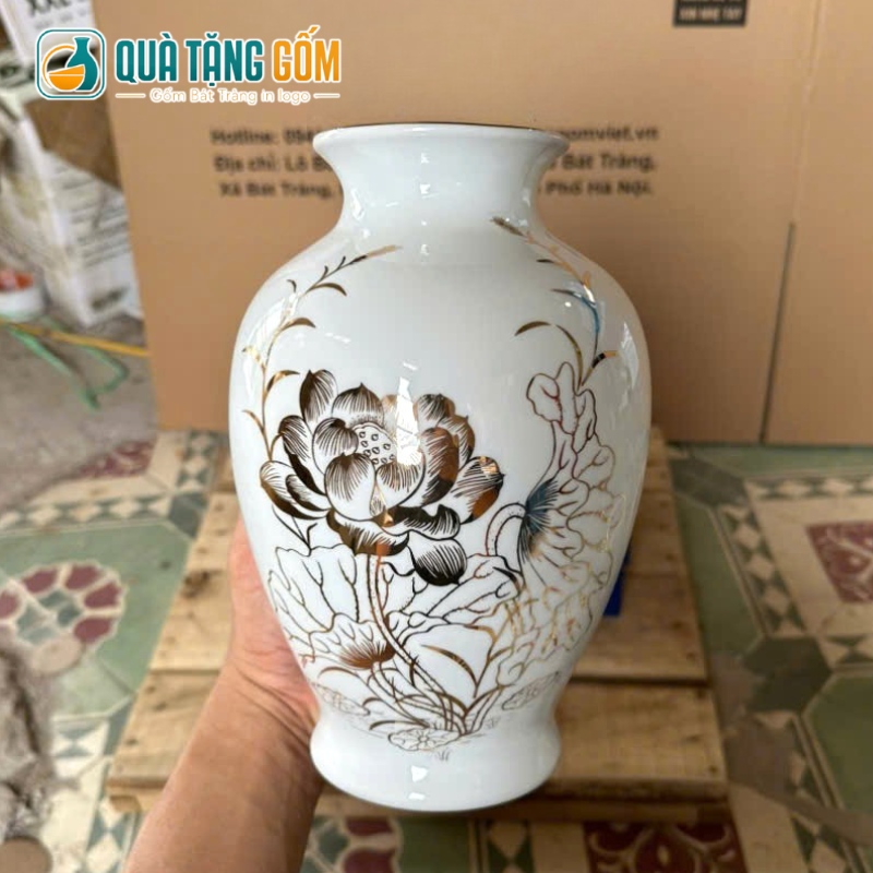 Lọ hoa gốm sứ quà tặng in logo dáng đùi dế họa tiết hoa sen vàng kim QTG-LH02 - Ảnh 4