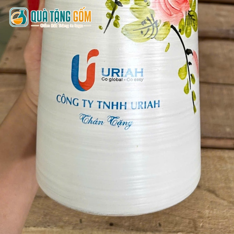 Lọ hoa gốm sứ quà tặng in logo dáng vò men xước vẽ hoa hồng QTG-LH01 - Ảnh 3