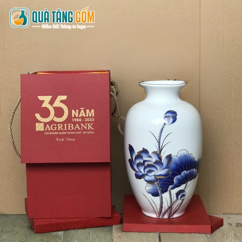 Lọ hoa in logo quà tặng dáng cổ rụt men trắng hoa sen xanh decal QTG-LH06 - Ảnh 3