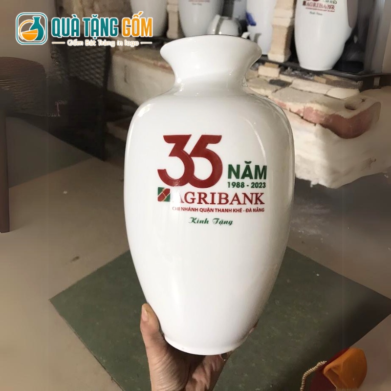 Lọ hoa in logo quà tặng dáng cổ rụt men trắng hoa sen xanh decal QTG-LH06 - Ảnh 5